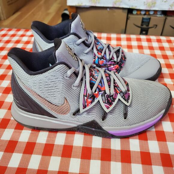 Nike Kyrie 5 Graffiti Atmosphere Grey womens Size 6Y 
(38.5 EUR) AQ2456 001 main image 6